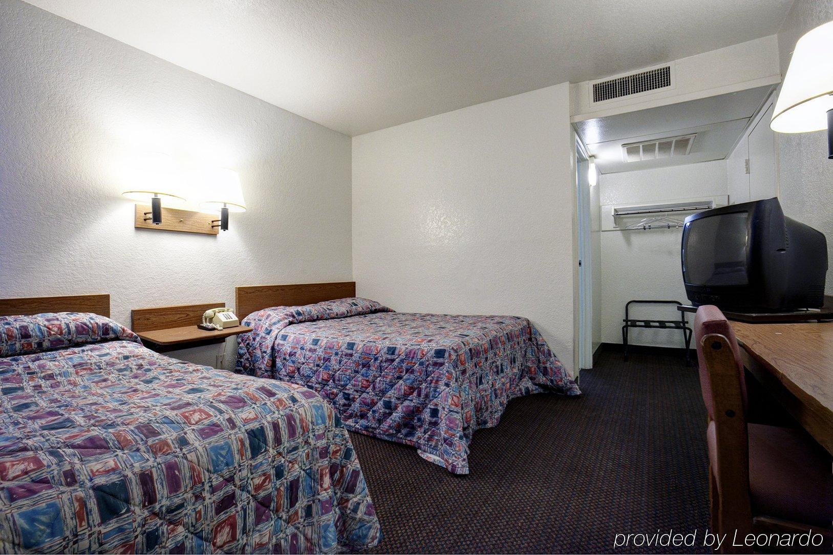 Travelodge By Wyndham Grand Rapids North Walker Room photo