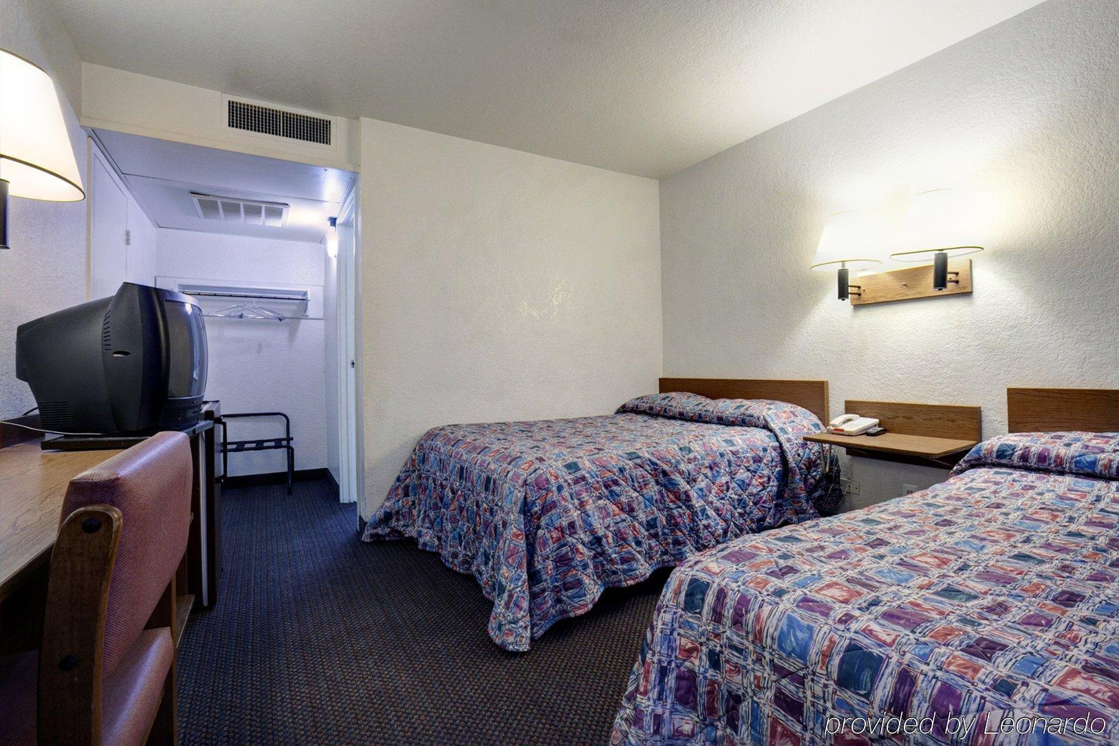 Travelodge By Wyndham Grand Rapids North Walker Room photo