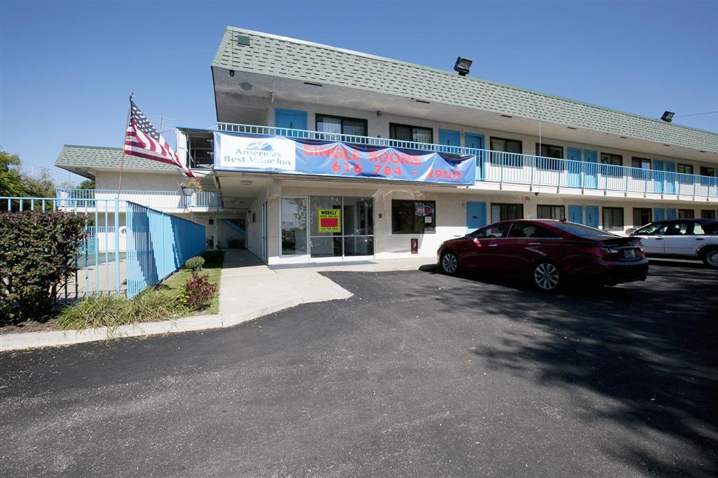 Travelodge By Wyndham Grand Rapids North Walker Exterior photo