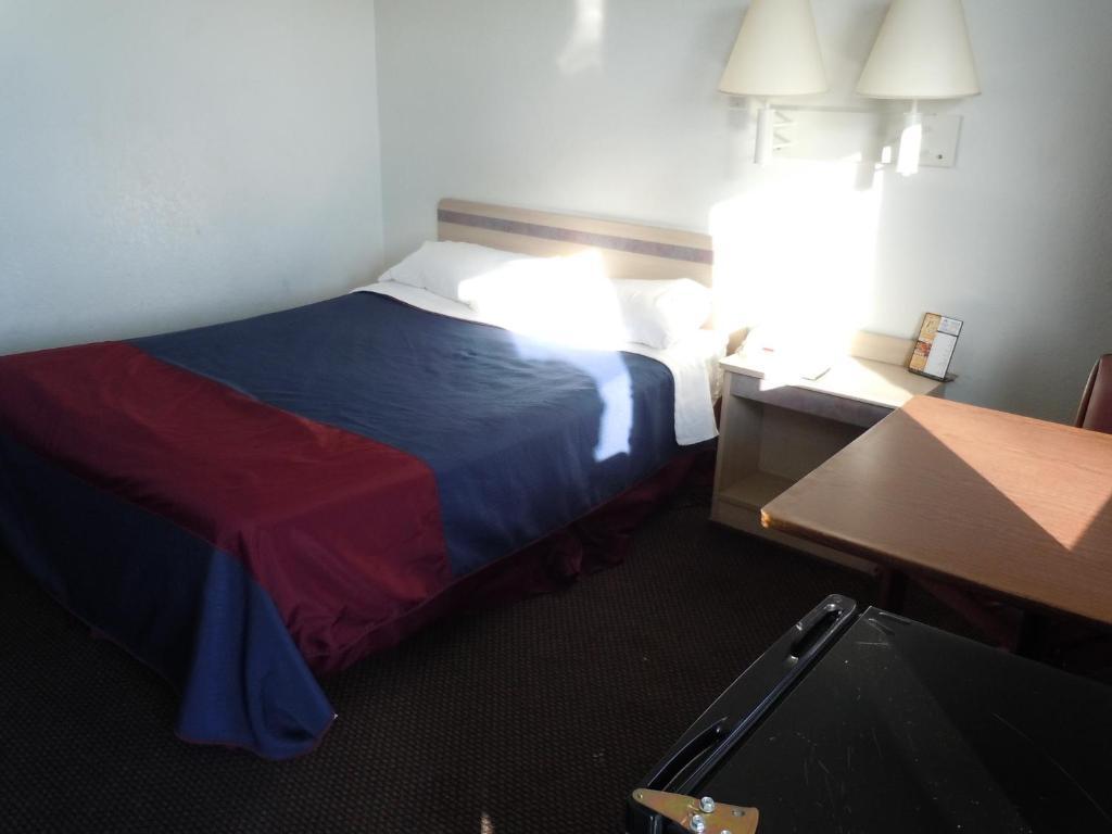 Travelodge By Wyndham Grand Rapids North Walker Room photo