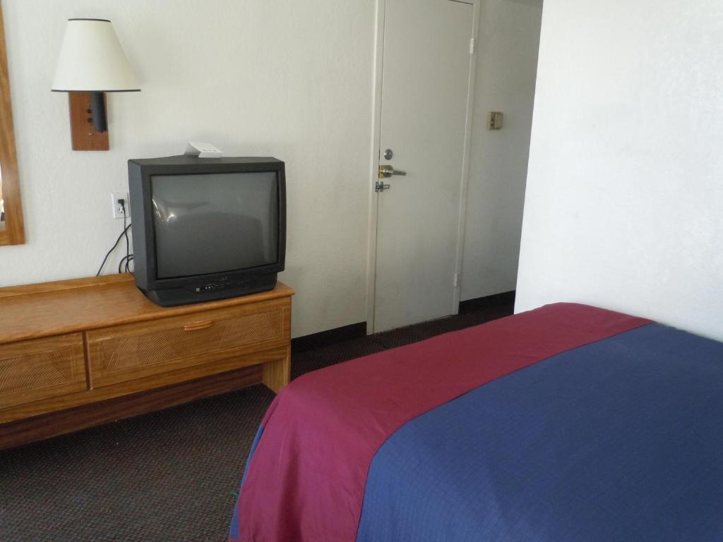 Travelodge By Wyndham Grand Rapids North Walker Room photo