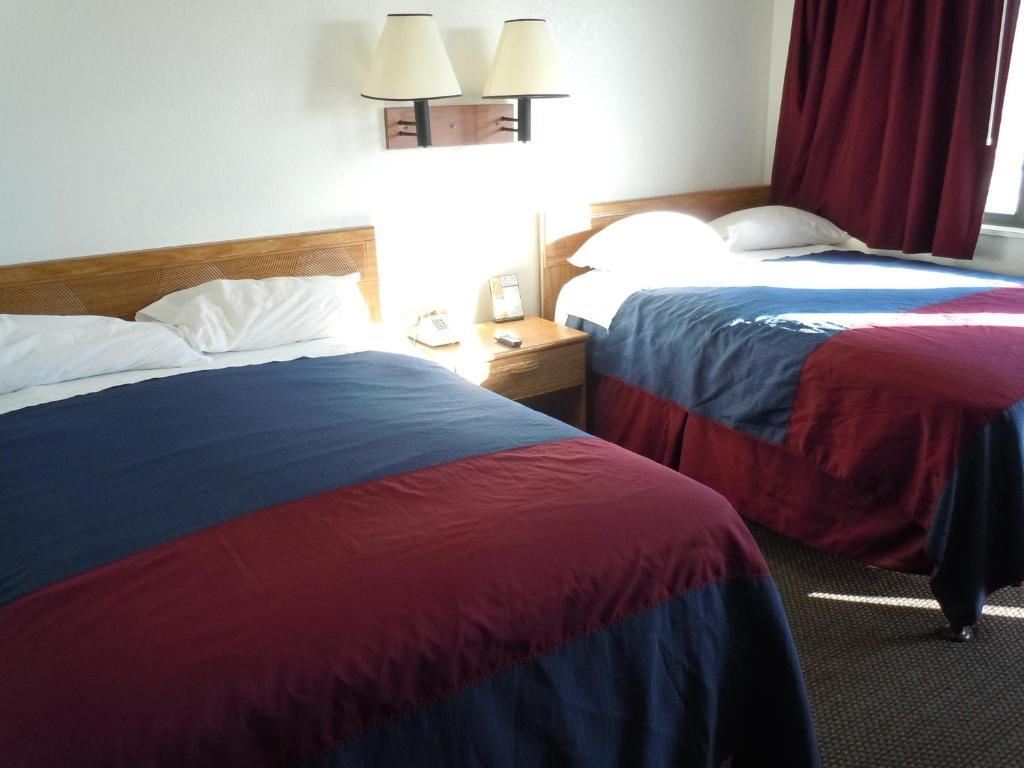 Travelodge By Wyndham Grand Rapids North Walker Room photo