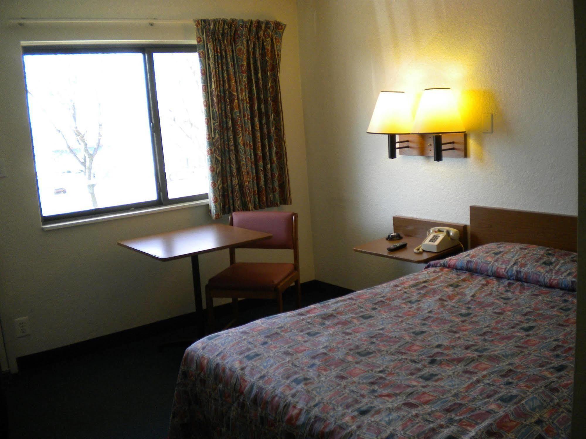 Travelodge By Wyndham Grand Rapids North Walker Room photo