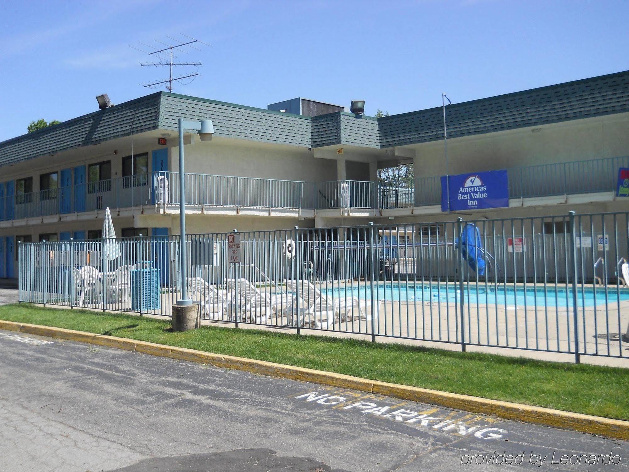 Travelodge By Wyndham Grand Rapids North Walker Exterior photo